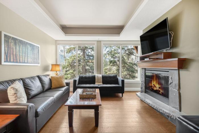 Star Suite -Luxurious condo with 3 fireplaces, and open Pool!