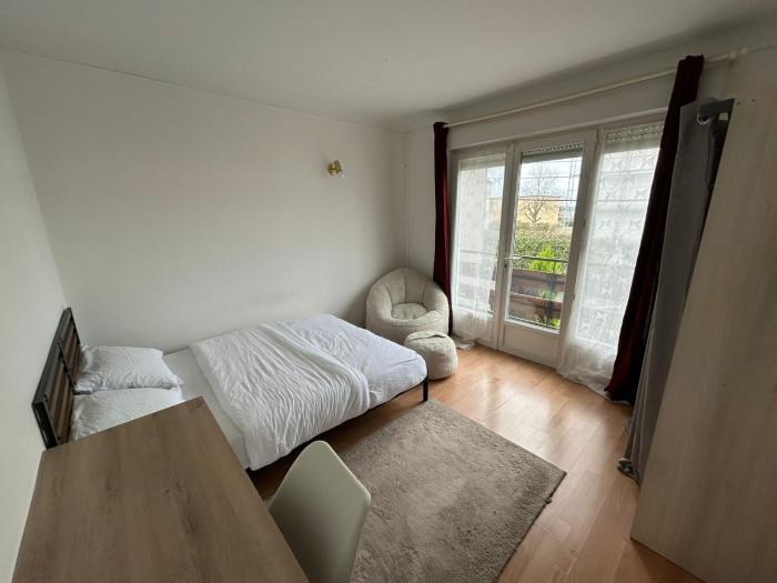 Chambre meublée avec balcon