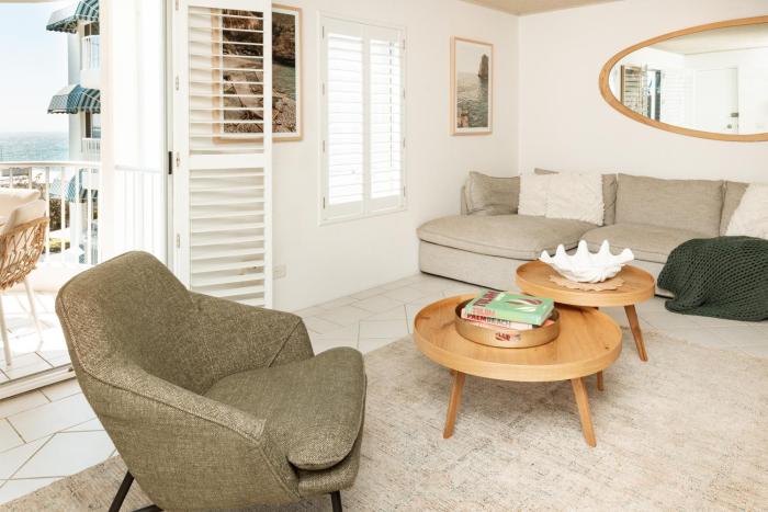 Moffat Beach Coastal Retreat Walk to Beach, Cafes & Headland