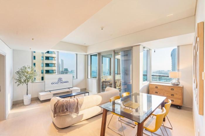 Modern Apartment with Panoramic Sea Views