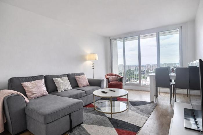 2 Mins from Train Station - Beautiful View on 17th Floor - Free Parking Space - Epinay