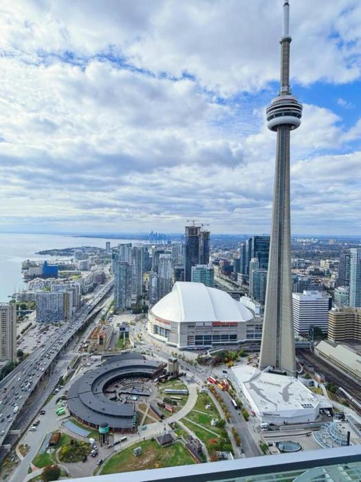 CN Tower and Lake View 1 Bedroom Condo in Downtown Toronto