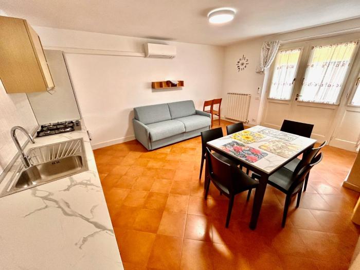 CASA OLIVA Cielo terra con doppi servizi, aria condizioanta, in centro e vicino al mare