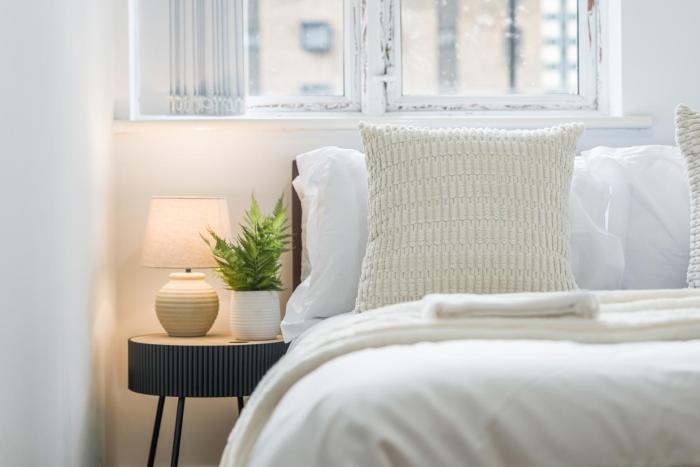 Modern 2BR Apt in City Centre Sleeps 4