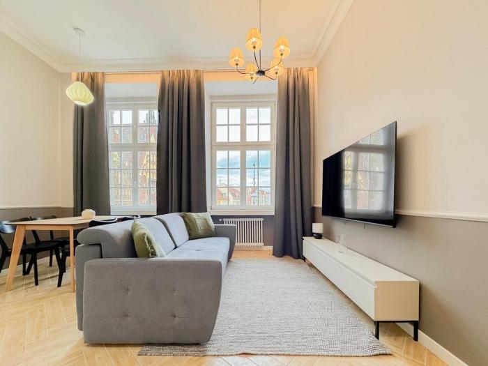 Panoramic Market Square View 2 bedrooms R265