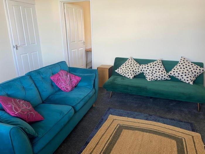 Cosy Town Centre House near M6 & park & parking