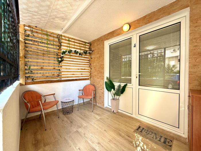 Studio with Free Parking & Terrace Near Beach
