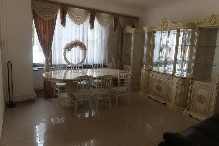 Prachtig gerenoveerd appartement met twee slaapkamers te huur