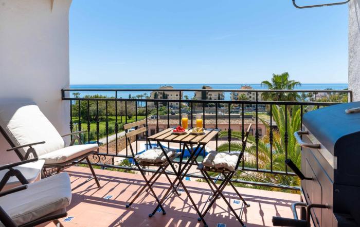 PRIME LOCATION! Few minutes walk to the Beach, Sports Club, Restaurants, Supermarkets and more!