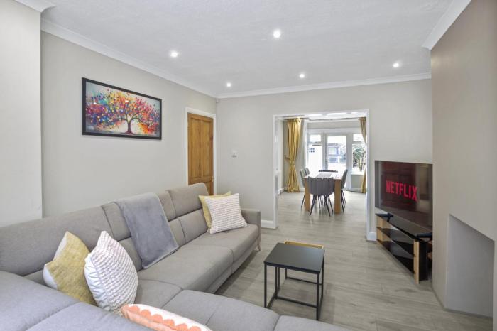 Bright Modern House Near London Links & Studios