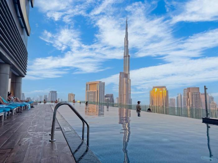with Pool Gym 7 mins to Dubai Mall 3 King Beds