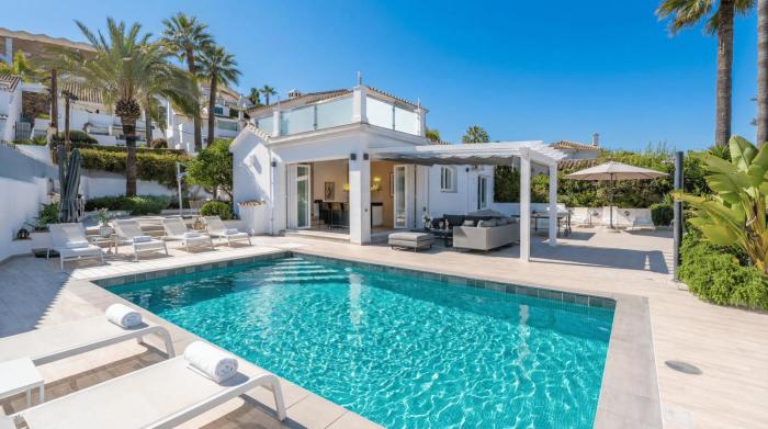VACATION MARBELLA I Villa Serendi, Private Heated Pool, Prime Location, Walking to Puerto Banus, American BBQ, GYM, World-Class Dining