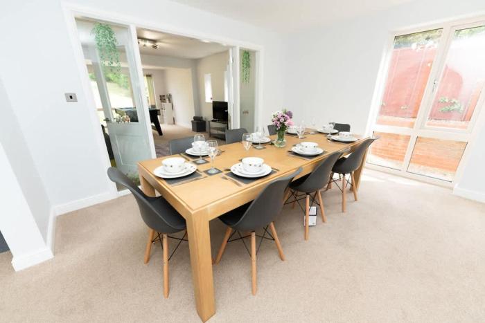 Spacious 4 Bedroom House with Games Room & Garden