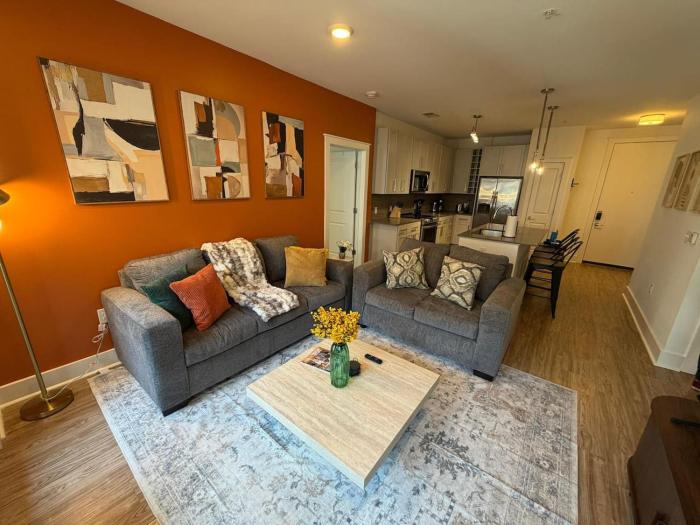 Uptown Escape - Free Parking, Pool, Walkable