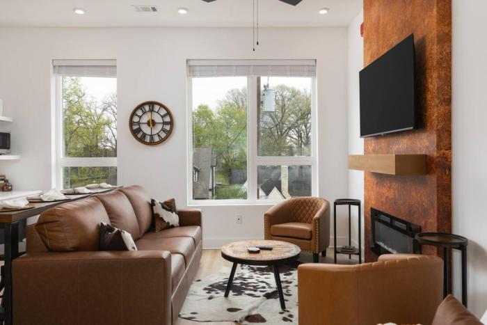 Condo 3 miles to Downtown with Free Parking and Walk to Coffee