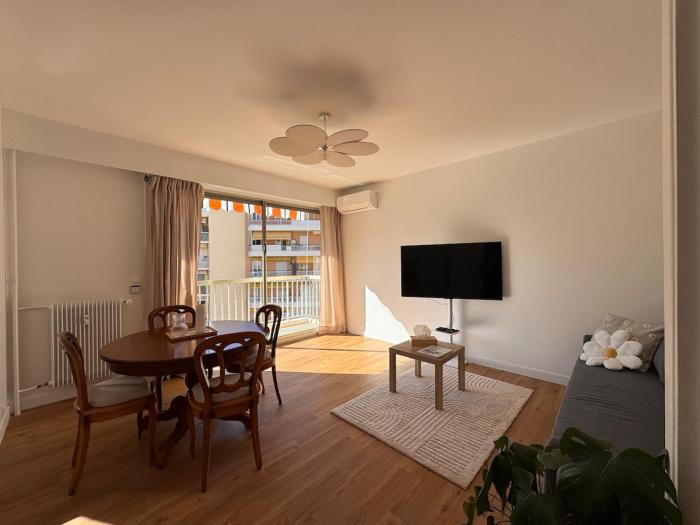 Grand T2 calme avec balcon, proche plages et gares