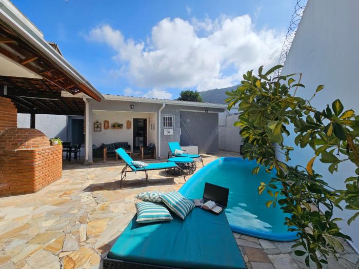 Casa Brisa do Centro Caraguá - espaçosa 500m2- 4 Quartos- piscina privativa -churrasqueira-forno de pizza