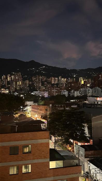 Poblado Loft Walk to Provenza & metro AC wifi