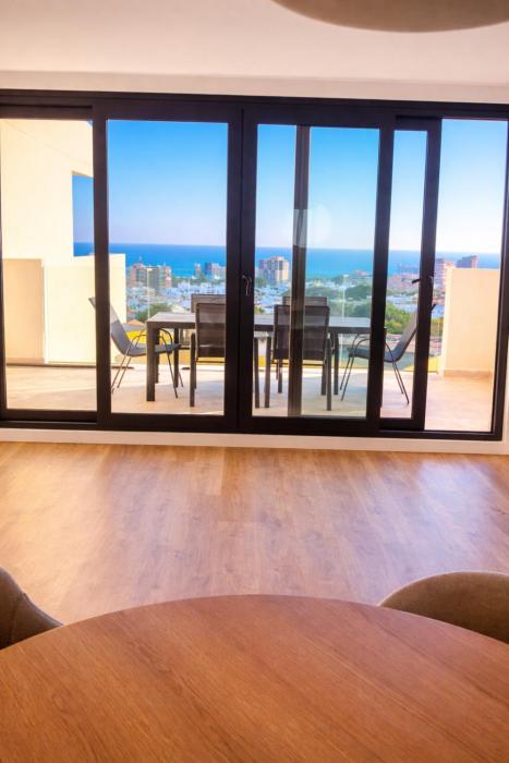 Piso moderno y nuevo con terraza y vistas al mar