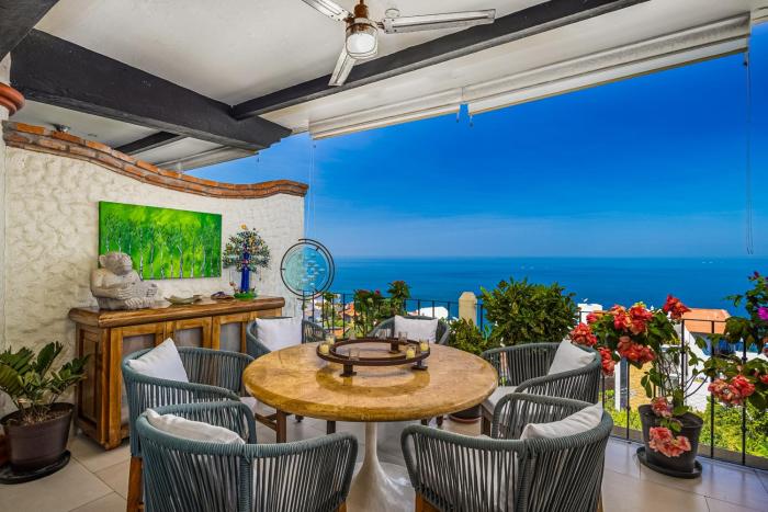 Charming condo featuring ocean views, pool & private terrace