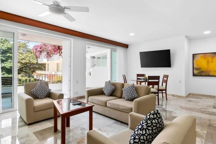 Modern hillside suite with balcony, city view, pools, gym & full kitchen