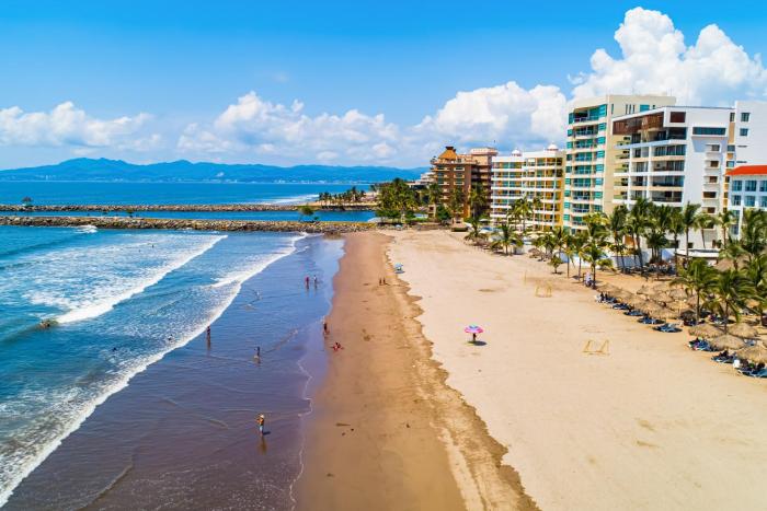 Beachfront 4th-floor condo with views, outdoor pool, balcony, WD & central AC