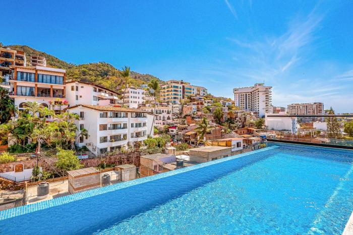 2nd-floor condo with heated outdoor pool, grills, balcony, WD, AC