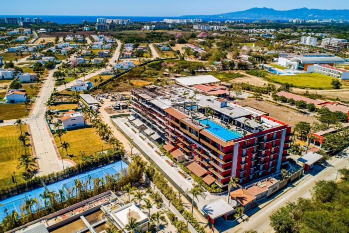 Mountain-view apartment near beach with balcony, rooftop pool, gym, & Ping-Pong