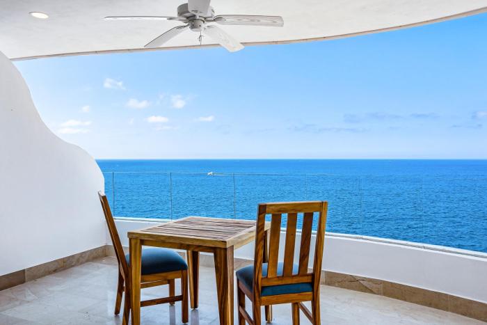 Impressive 8th-floor oceanfront condo with water views, hot tub & pool