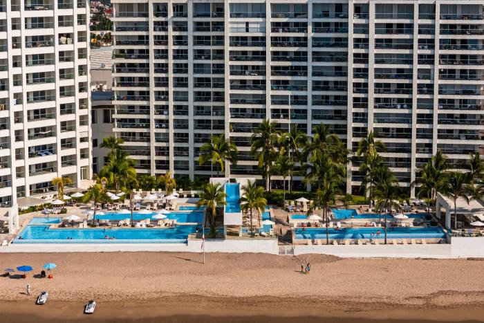 Modern oceanfront studio with breathtaking sunsets, heated pools & beach access