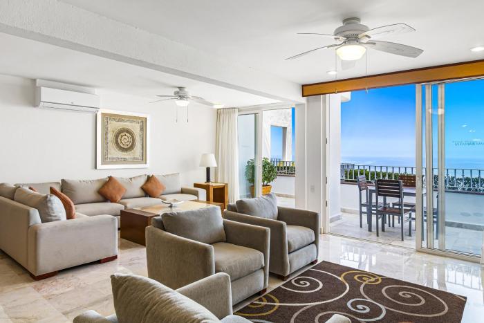 Elegant bayview suite with terrace access, full kitchen, pool, hot tub & gym