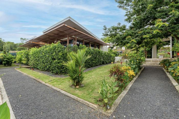 Cozy CocoBay Retreat House with private jacuzzi