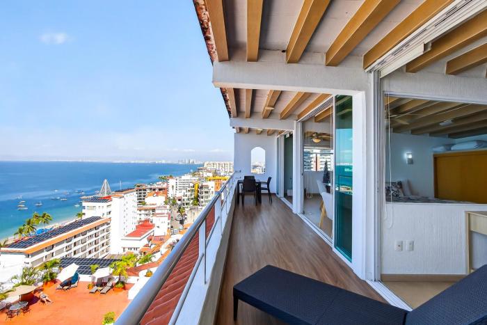 Stylish coastal condo with pool, private balcony & stunning ocean views