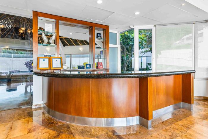 Relaxing hillside retreat near town with rooftop pool & spacious interior