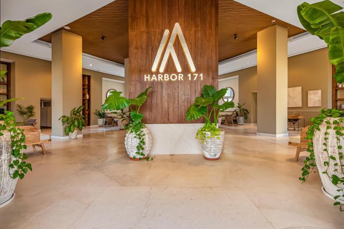 Oceanfront studio with infinity pool, breathtaking views & beach access