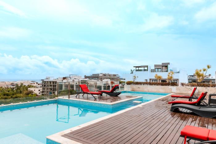 Grand Fifty, Stylish Stay with Rooftop Pool