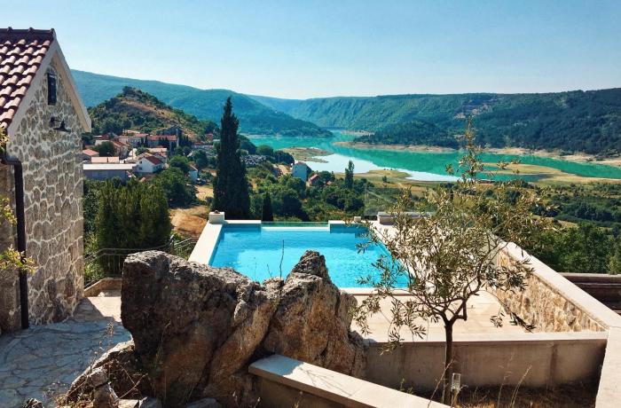 Jukini Dvori Villa with a view of the Green lake