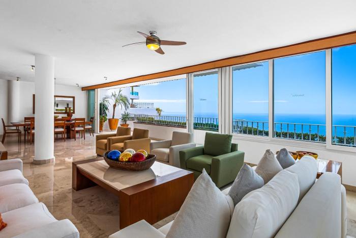 Elegant oceanview penthouse with private rooftop jacuzzi, pools & spa access