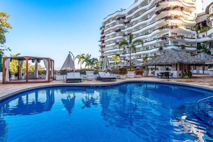 Luxury hillside suite with infinity pool, ocean views, hot tub & terrace seating