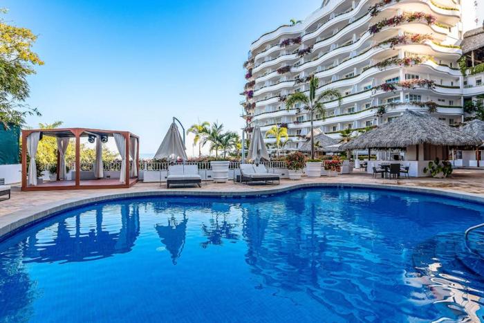 Luxurious partial ocean-view suite with 3 pools, hot tub, gym & balcony