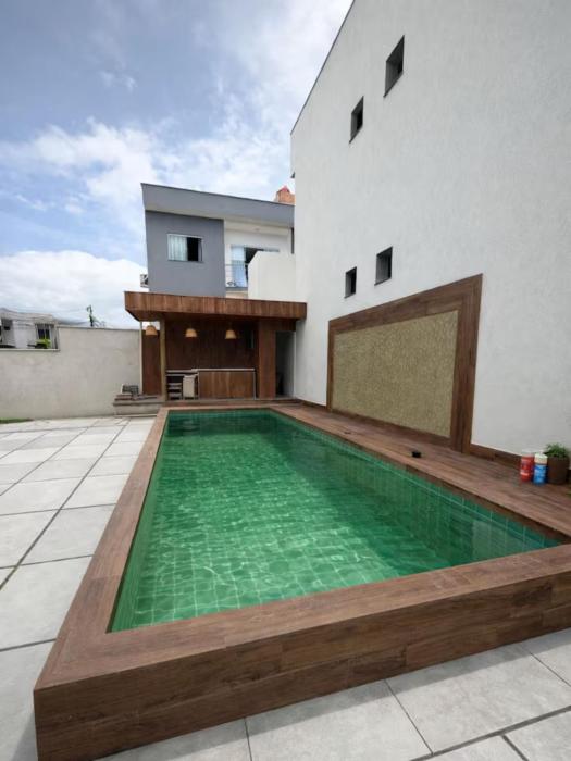 Apt em Taperapuã: piscina, churrasqueira e ar cond