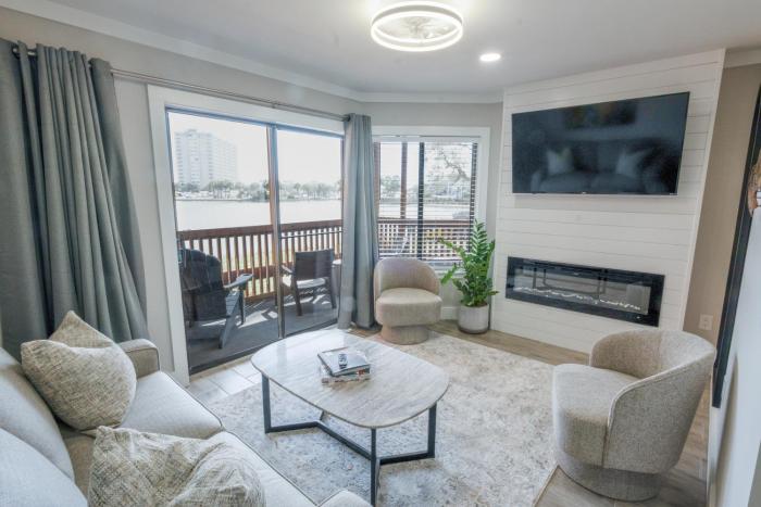 112 Arrowhead – Unique Lakefront 2BR at Kingston condo