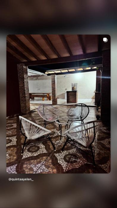 Casa con Piscina en Areguá