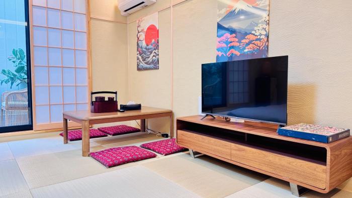 Japanese style whole house stay for up to 10 guests 2 min walk to station with direct access to Kansai Airport楓