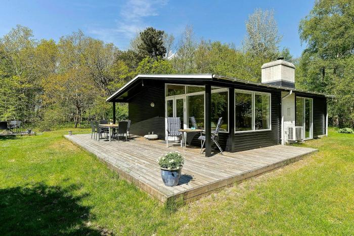 Nature-Immersed Cottage By Camønoen On Møn