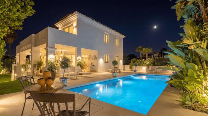VACATION MARBELLA I Casa Regina, Walking Distance To The Beach, Private Shimmering Pool, 5Min From Puerto Banús, Alarm System, World-Class Dining
