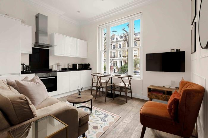 Chic 2-Bed Retreat Near Portobello Market