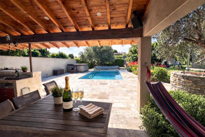 Charming house in Alès with pool & Jacuzzi