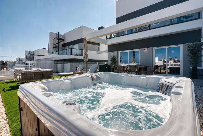 Stunning House, 3BR, HOT TUB, WIFI, Parking
