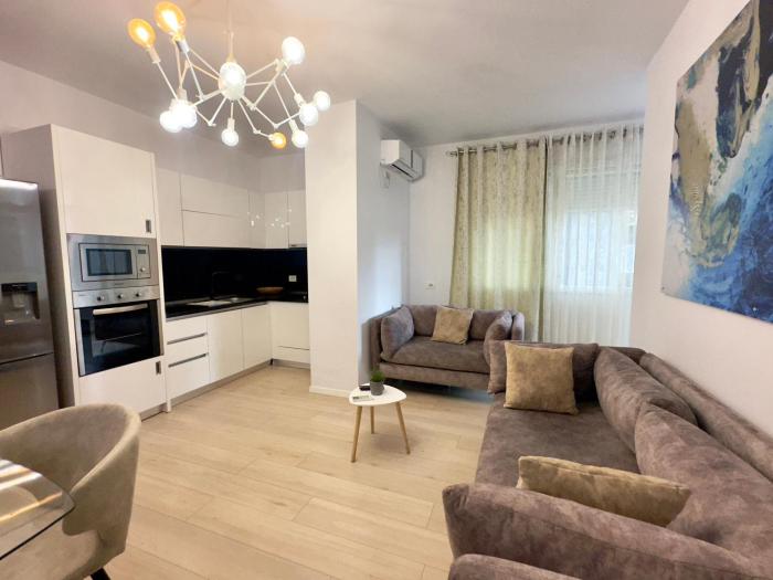 Cozy Family Apartment Near Pazari i Ri 2-bedroom StayIn